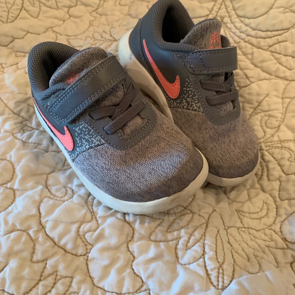 Sz 9c Nike shoes